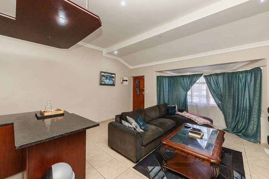 6 Bedroom Property for Sale in Maitland Western Cape